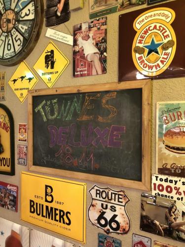 Tünnes Delüxe - live 2023